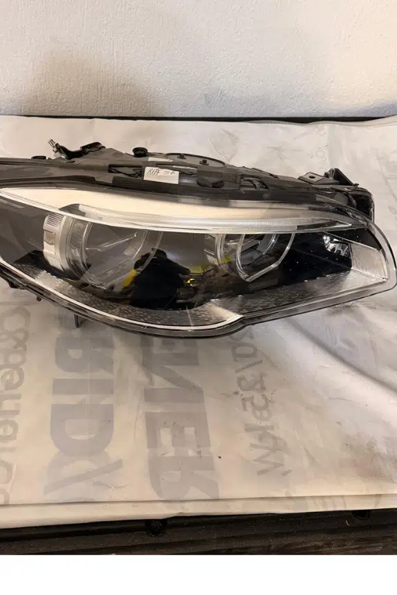Bmw F10 LCI ORİJİNAL Adaptif Led Far Sağ Taraf beyni üzerinde