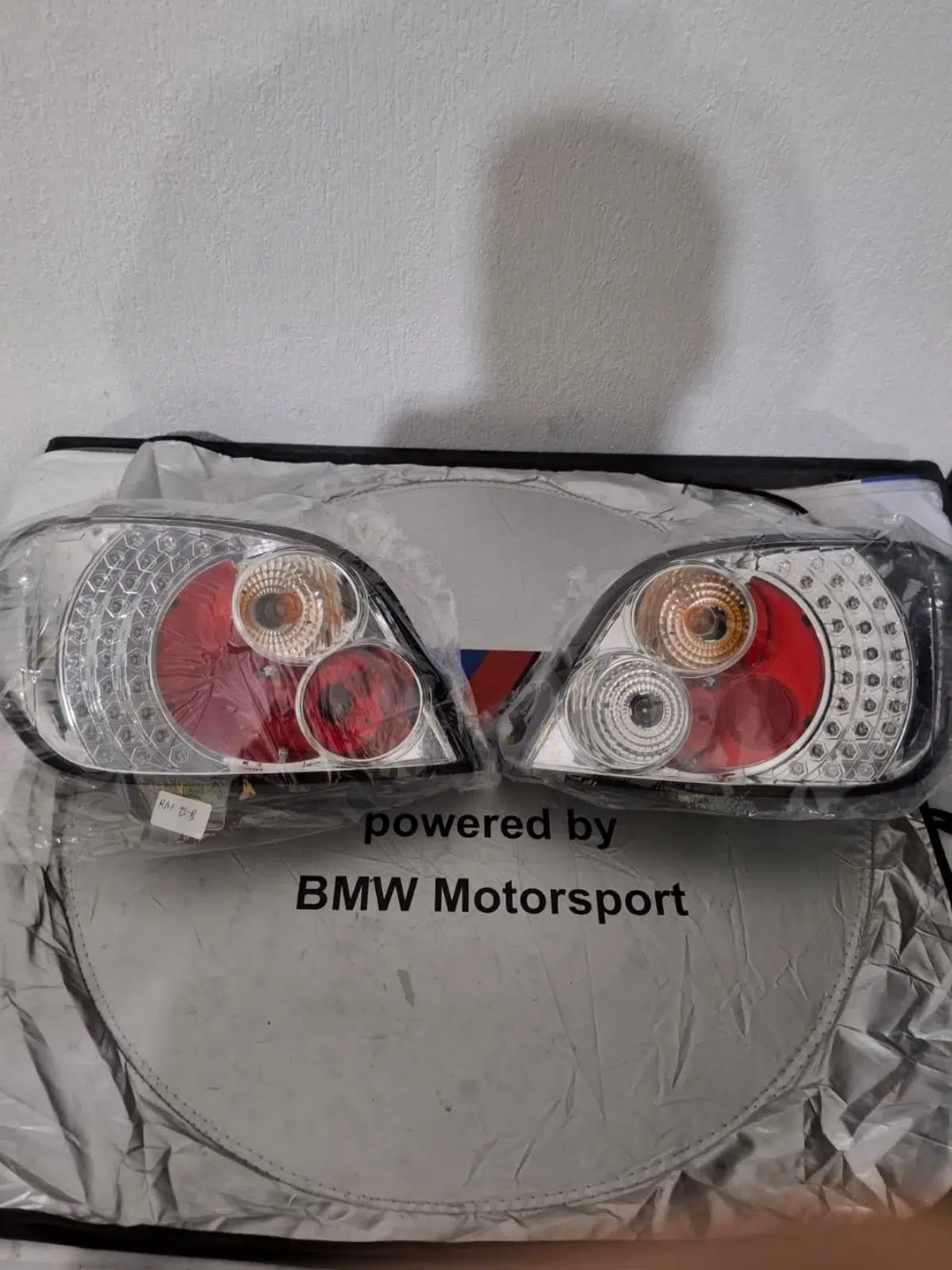 Peugeot 307 (2001-2005 model yılları) için şeffaf tasarımlı LED arka stop lambaları.